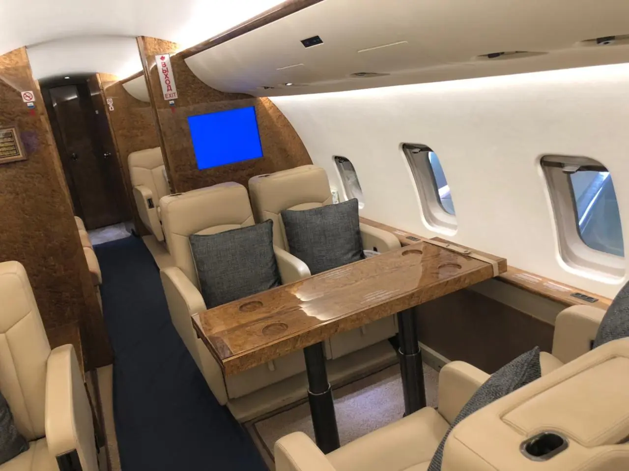 Bombardier Challenger 850 RA-67232 operated by Tulpar Aero Group Ltd. photo 4