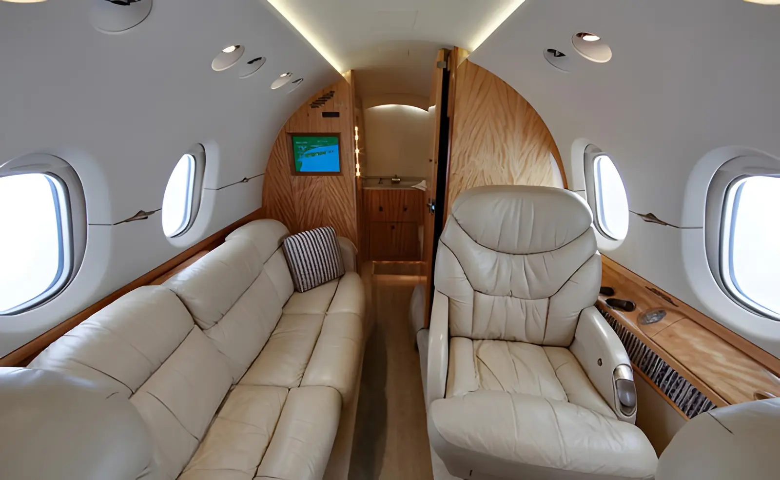 Beechcraft Hawker 800XP SE-RLX operated by Grafair Flight Management photo 3