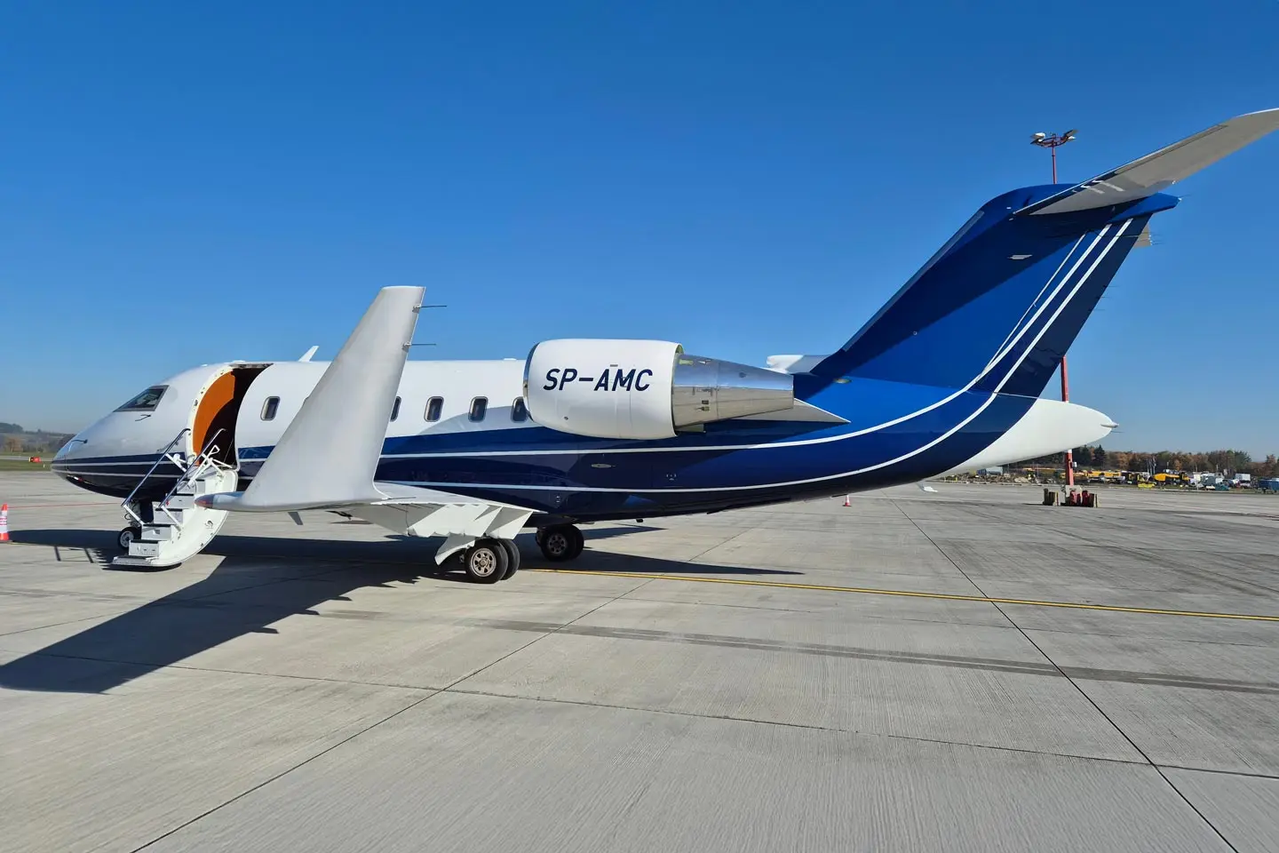 Bombardier Challenger 605 SP-AMC operated by AMC Aviation, exterior