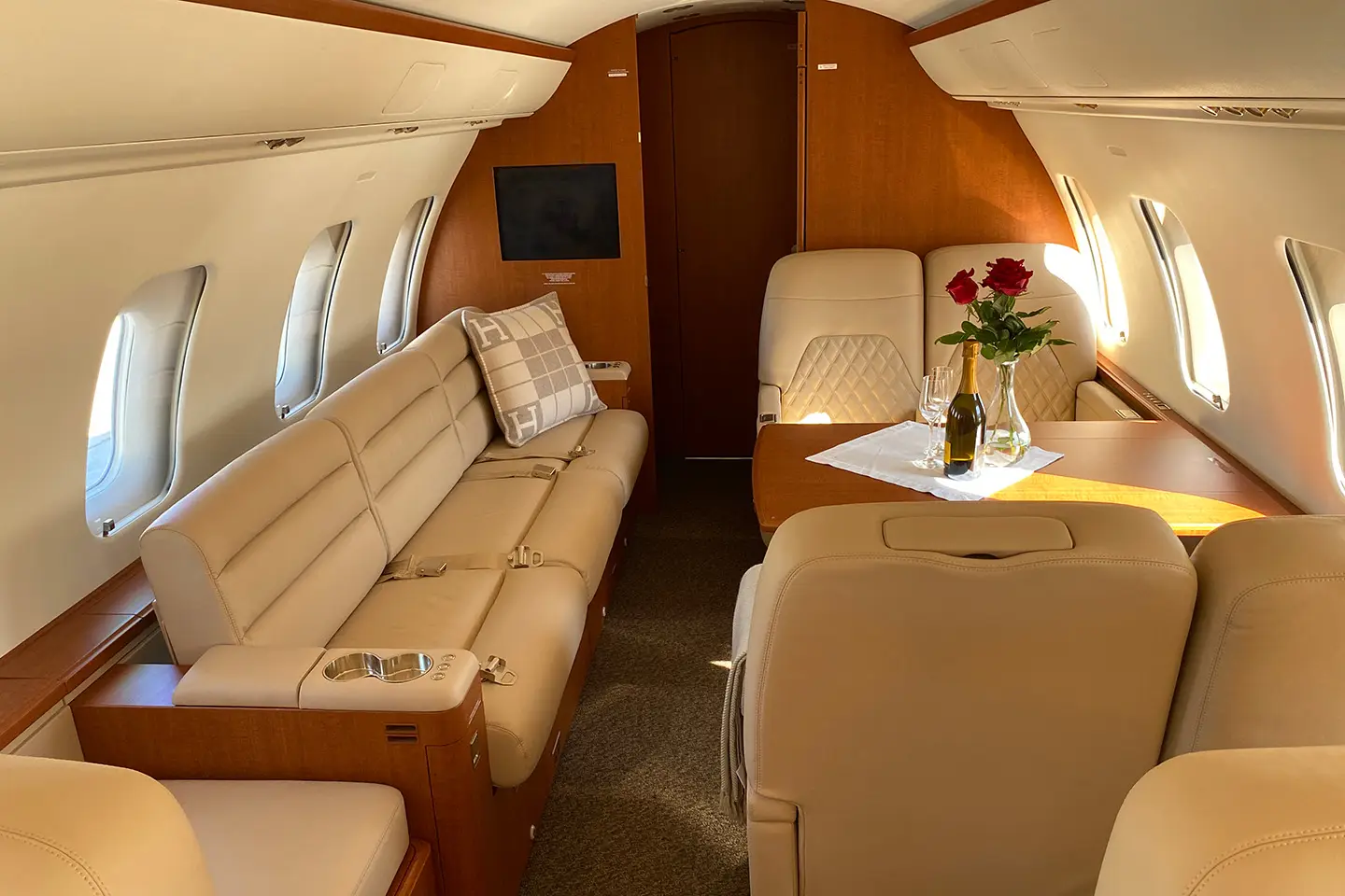 Bombardier Challenger 605 SP-AMC operated by AMC Aviation photo 3