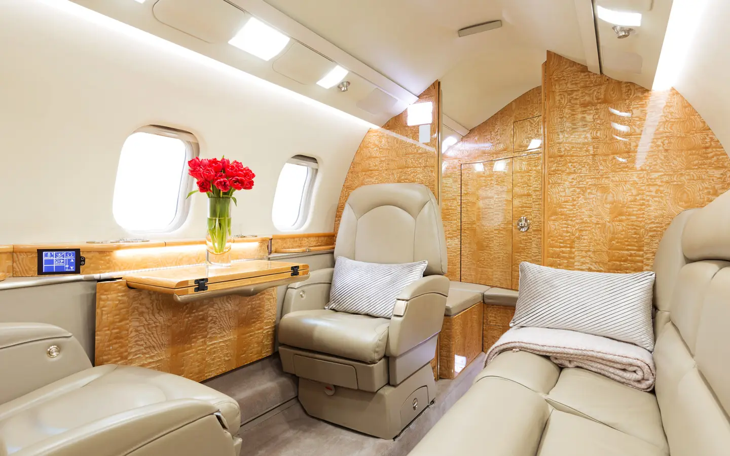 Bombardier Learjet 60XR SP-CEZ operated by AMC Aviation photo 2