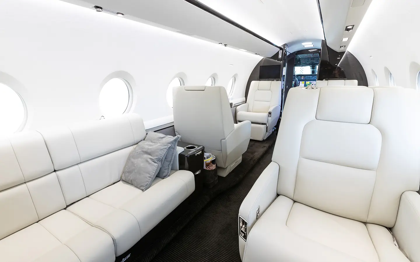 Gulfstream G280 SP-NVM operated by AMC Aviation photo 2