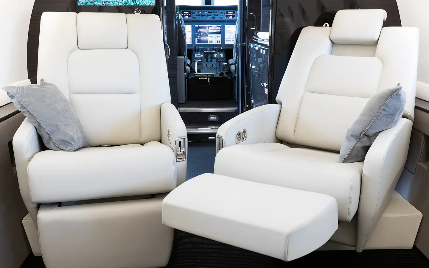 Gulfstream G280 SP-NVM operated by AMC Aviation photo 3