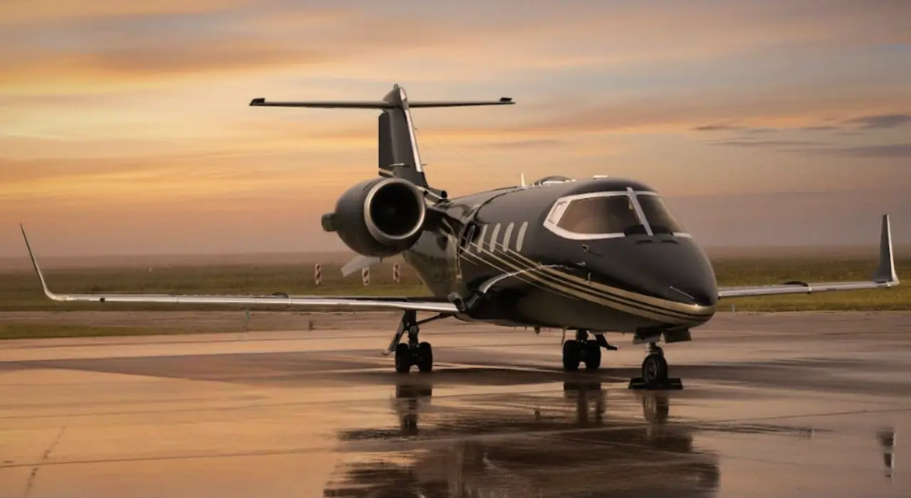 Bombardier Learjet 60XR SP-OVO operated by AMC Aviation photo 2