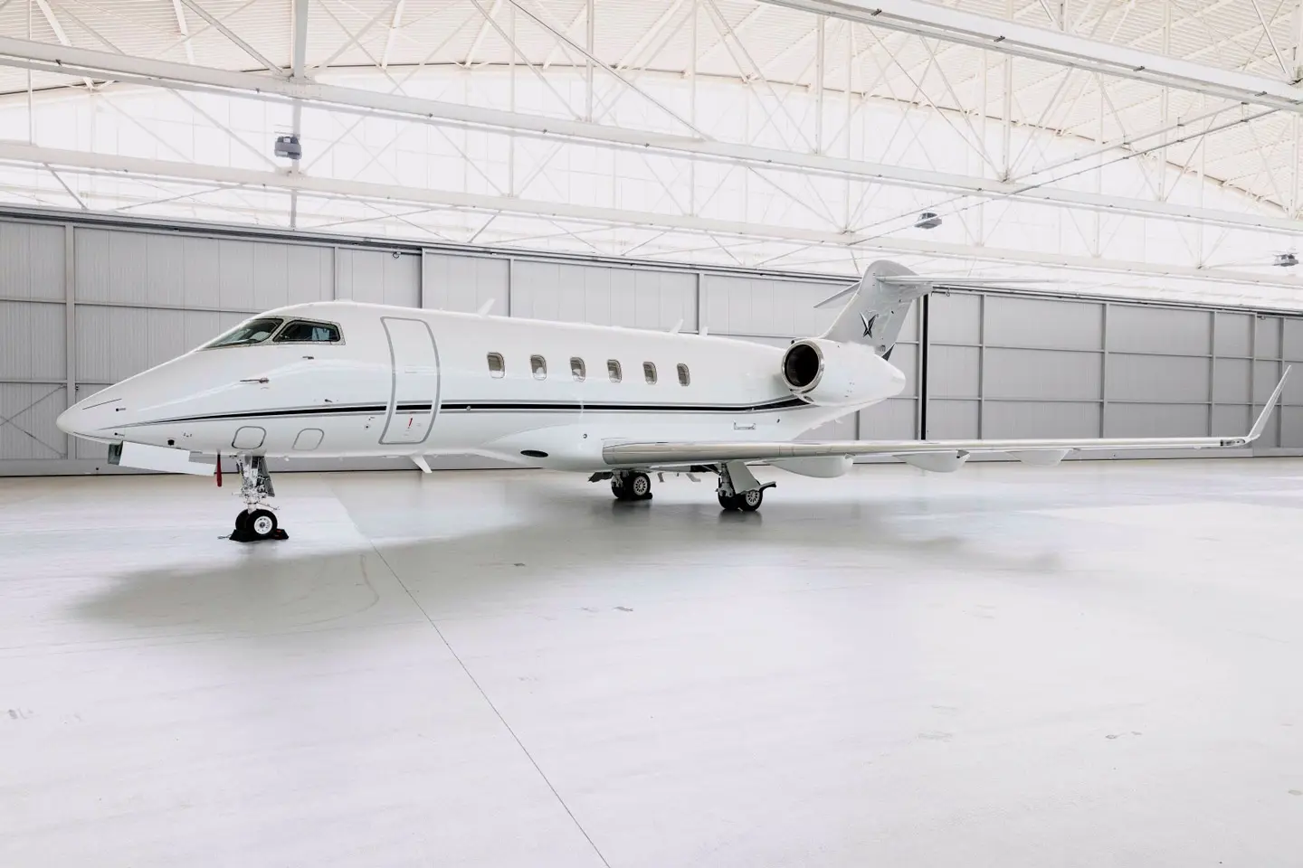 Bombardier Challenger 300 SP-VDH operated by AMC Aviation photo 4