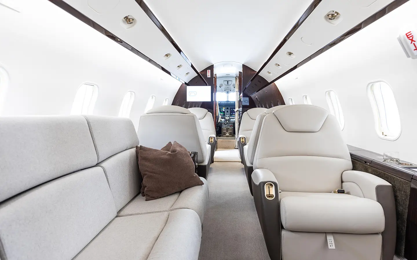 Bombardier Challenger 300 SP-VDH operated by AMC Aviation photo 6