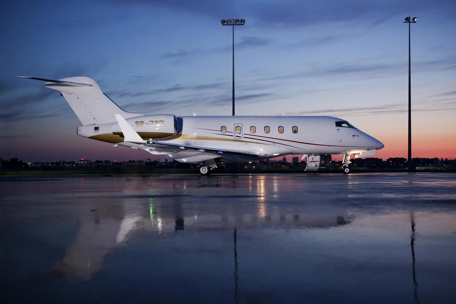 Bombardier Challenger 300 SP-ZSZ