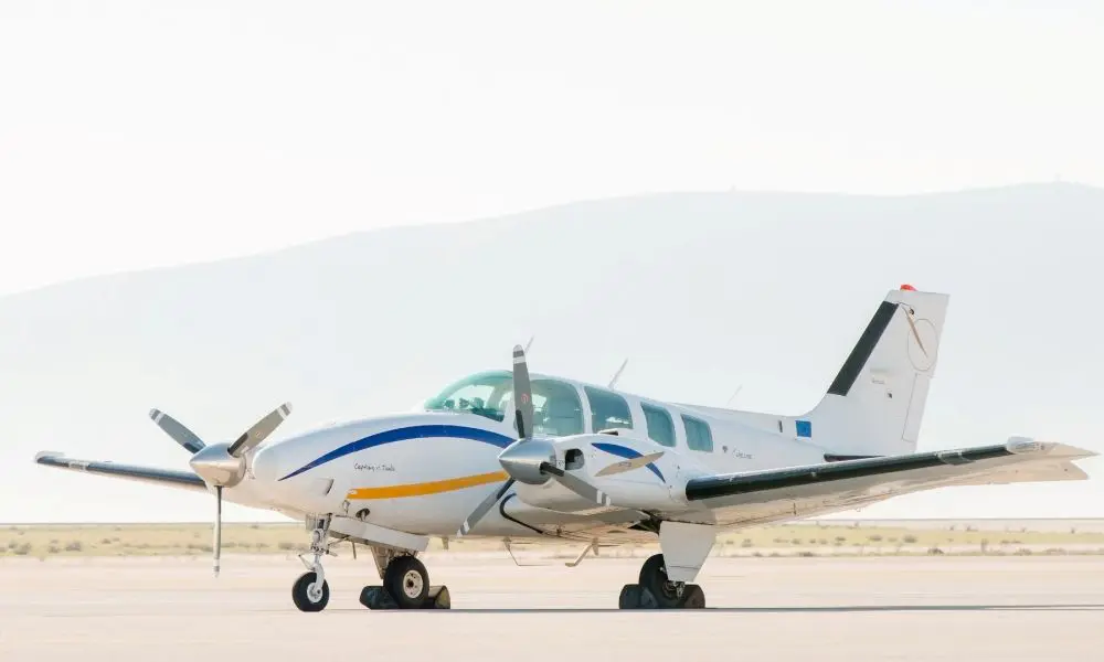 Beechcraft 58 Baron SX-API operated by Magna Aviation photo 4