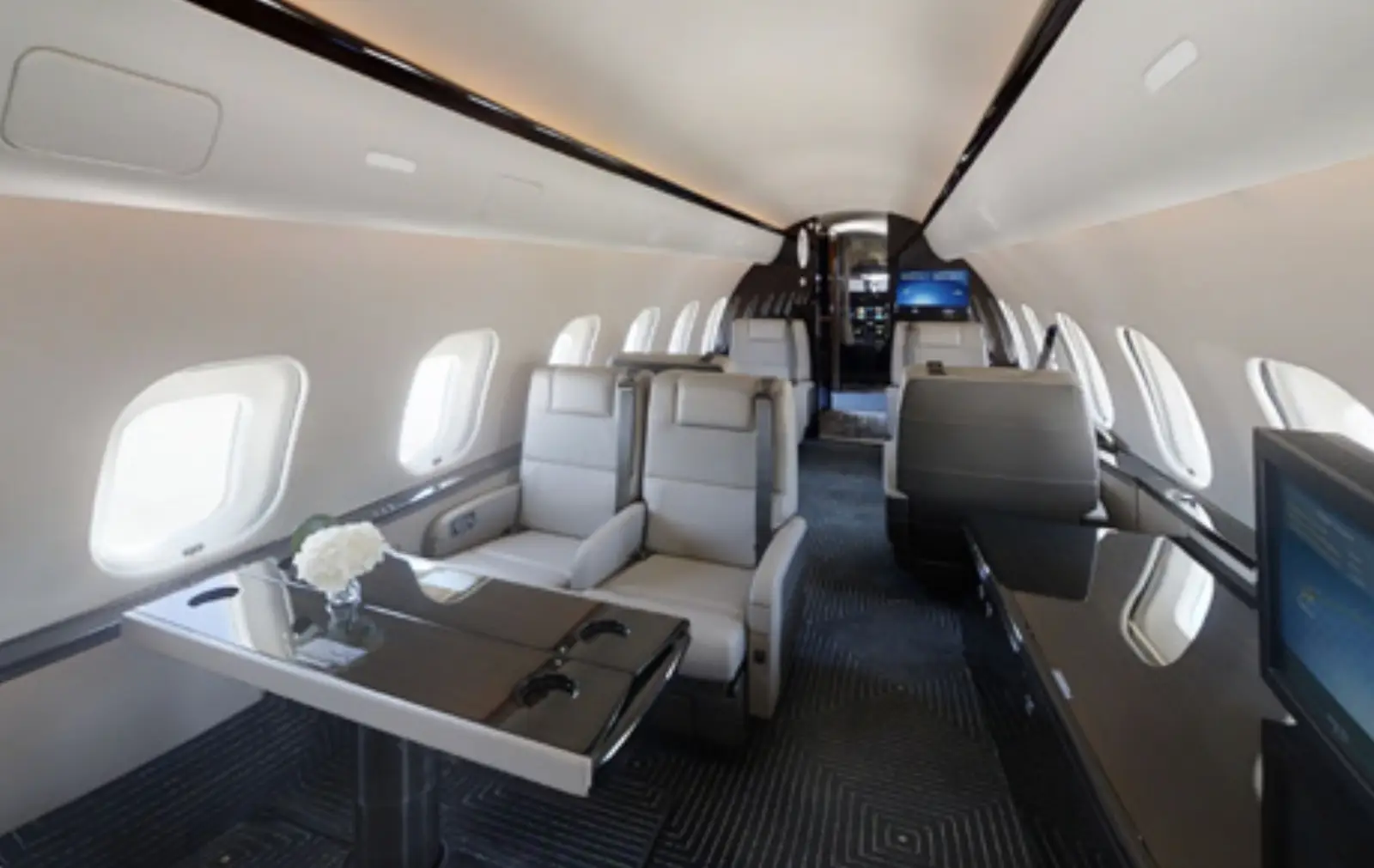Bombardier Global 5000 T7-ROYAL operated by Jet Luxe photo 2