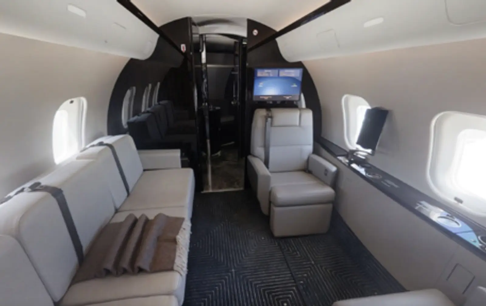Bombardier Global 5000 T7-ROYAL operated by Jet Luxe photo 5