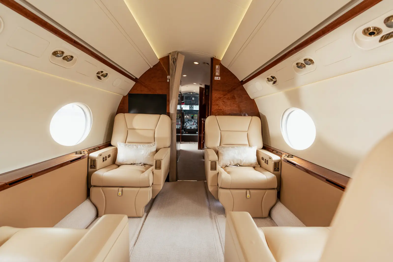Gulfstream G550 T7-RSG operated by Voluxis photo 2