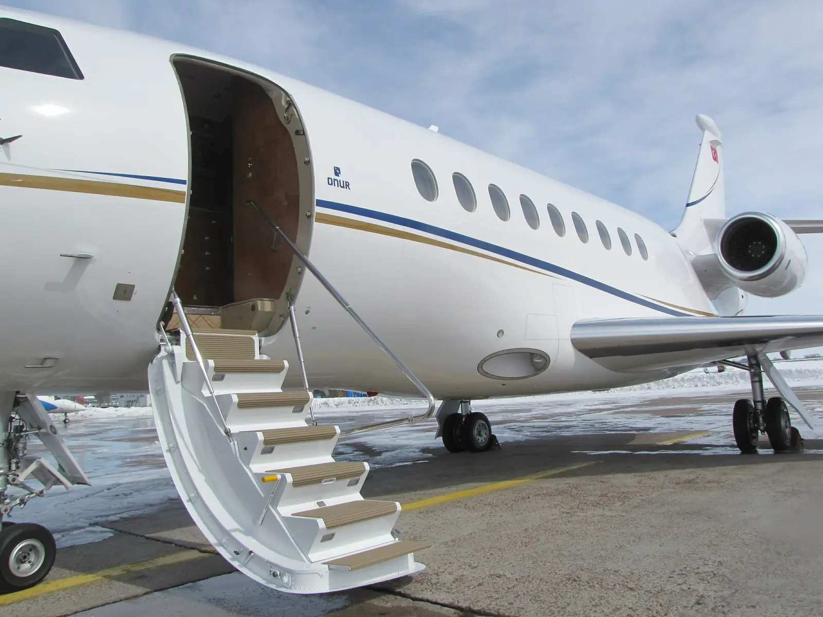 Dassault Falcon 2000 TC-CTN operated by Swan Aviation photo 4