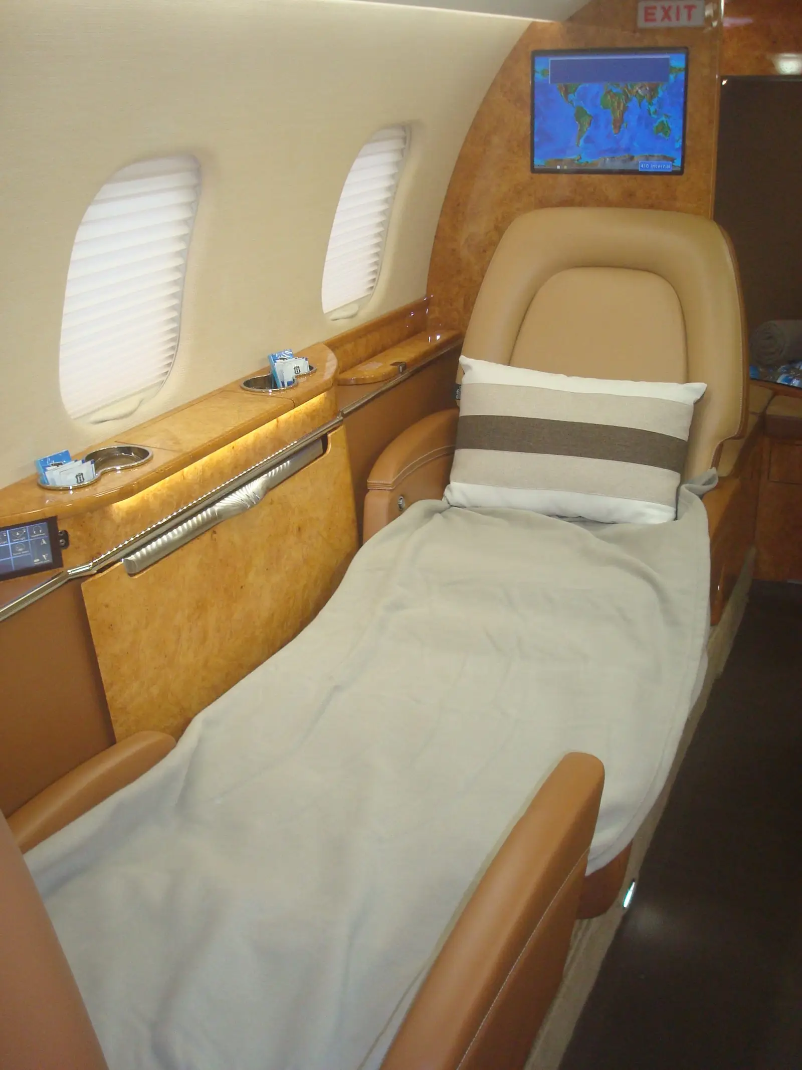 Bombardier Learjet 60XR TC-INF operated by JetGlobe photo 4