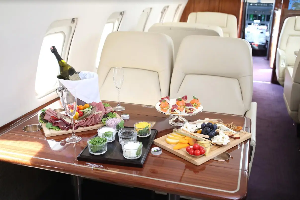 Bombardier Challenger 604 TC-MJB operated by Be Aero photo 5
