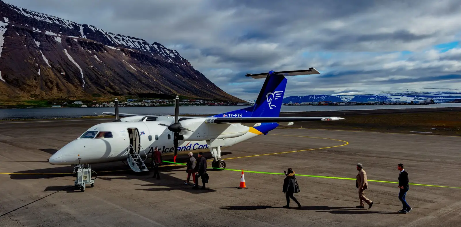 De Havilland DHC-8-Q200 TF-FXH operated by Icelandair Cargo, exterior