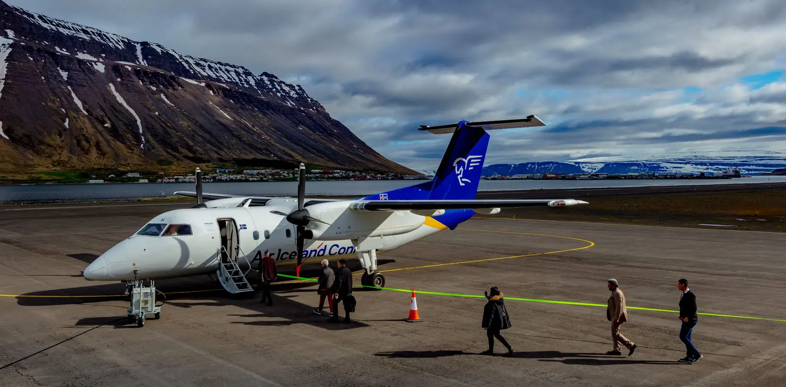 De Havilland DHC-8-Q200 TF-FXH operated by Icelandair Cargo photo 3