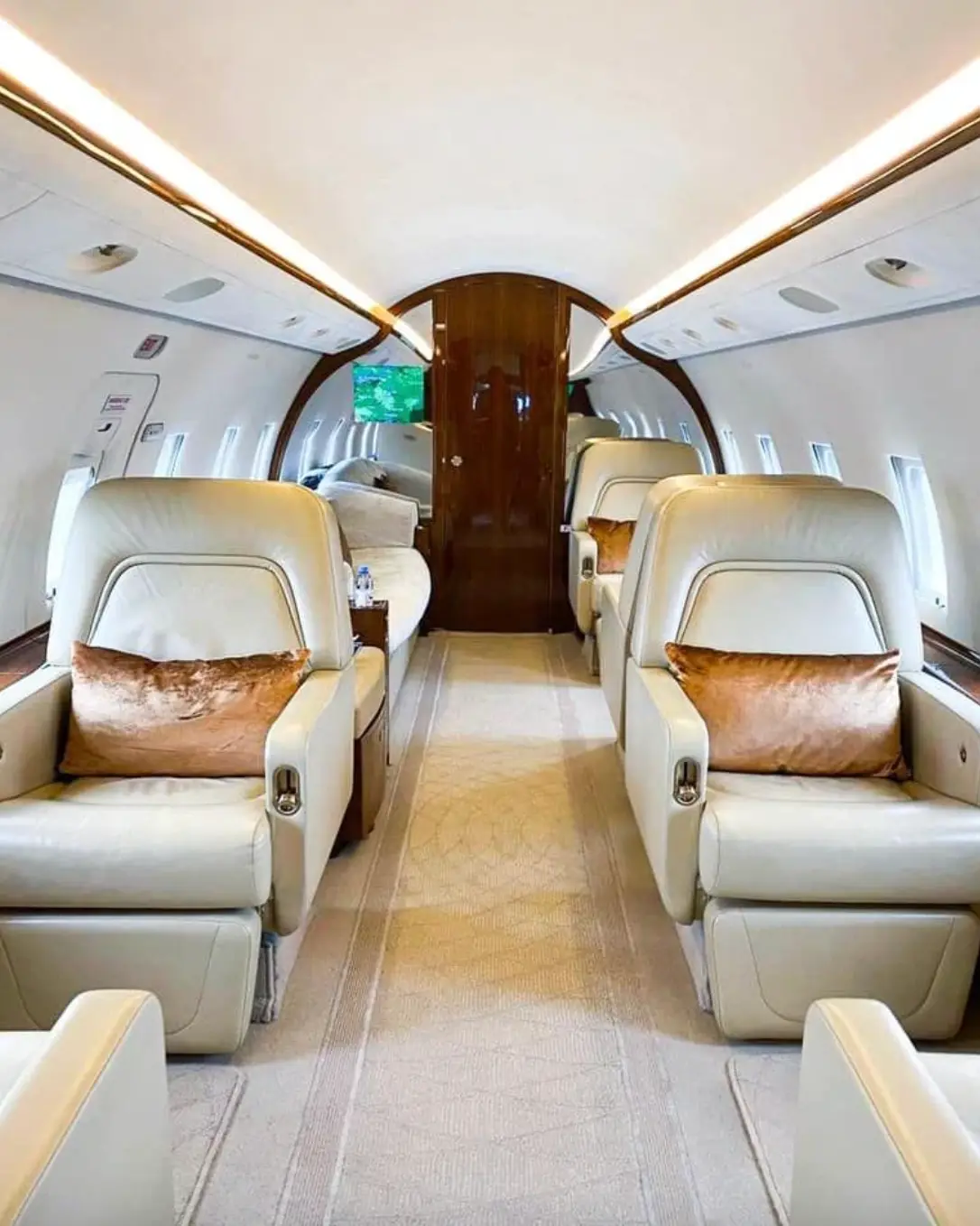 Bombardier Challenger 604 UP-CL602 operated by Comlux Aviation photo 3