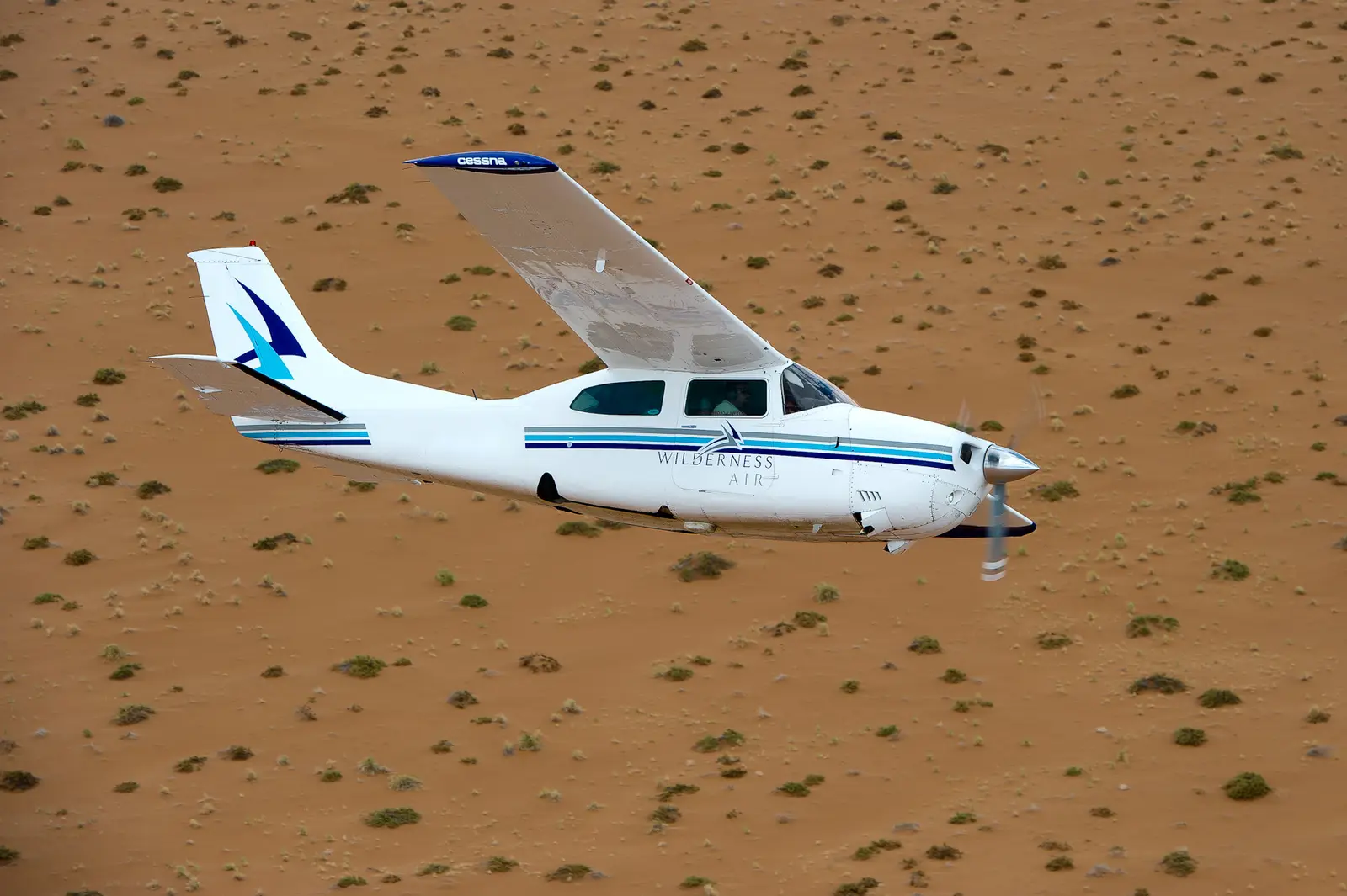Cessna 210 V5-BUG operated by Wilderness Air (PTY) LTD photo 2