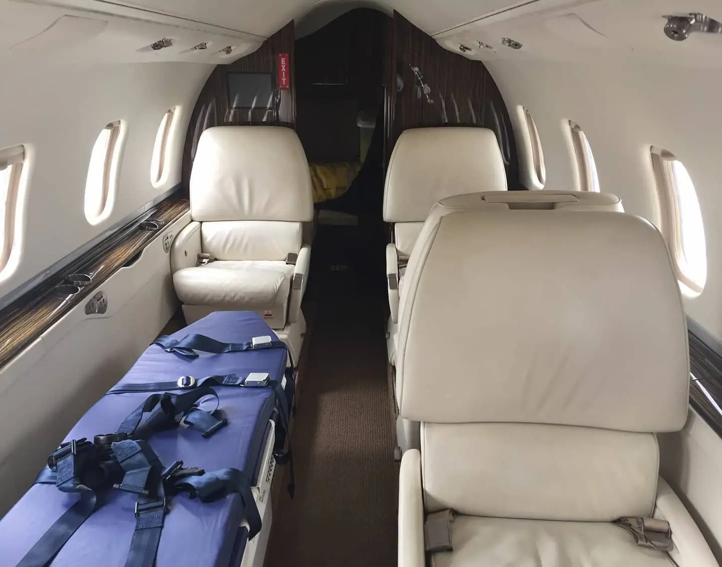 Bombardier Learjet 60 VH-AND operated by Seletar Jet Charter Pte Ltd (Red Dot Air Ambulance Pte Ltd) photo 3