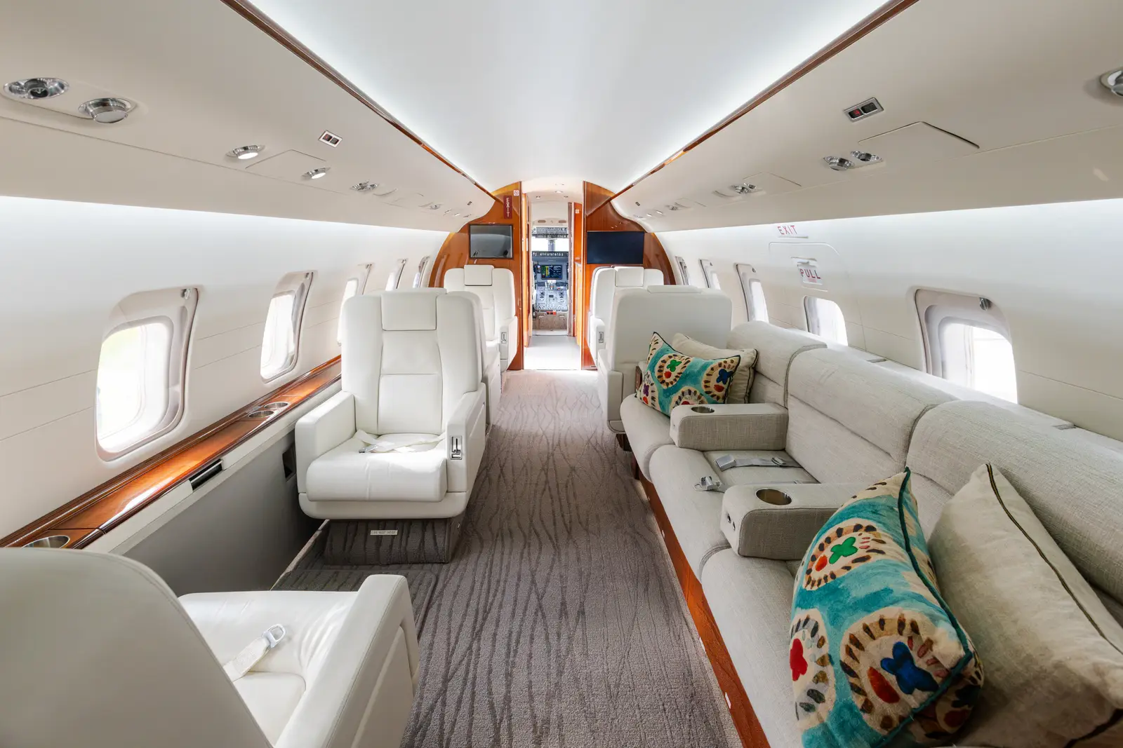 Bombardier Challenger 604 VH-BMW operated by Global Jet International photo 3