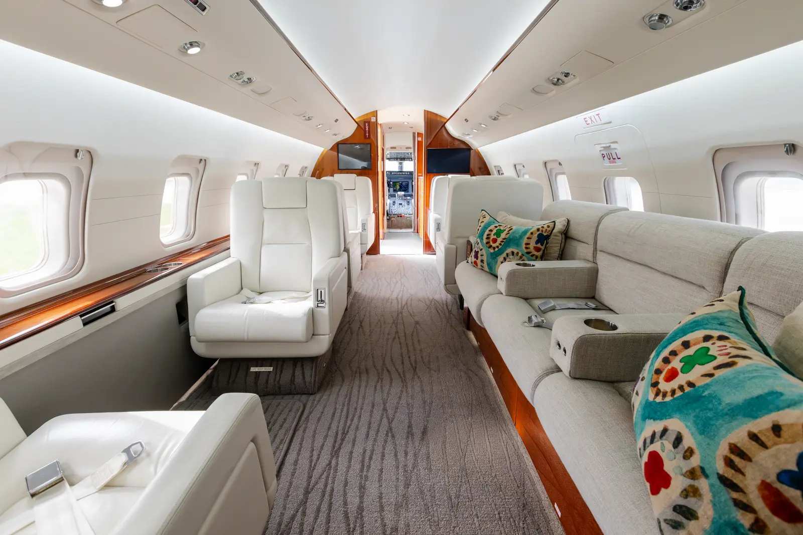 Bombardier Challenger 604 VH-BMW operated by Global Jet International photo 5
