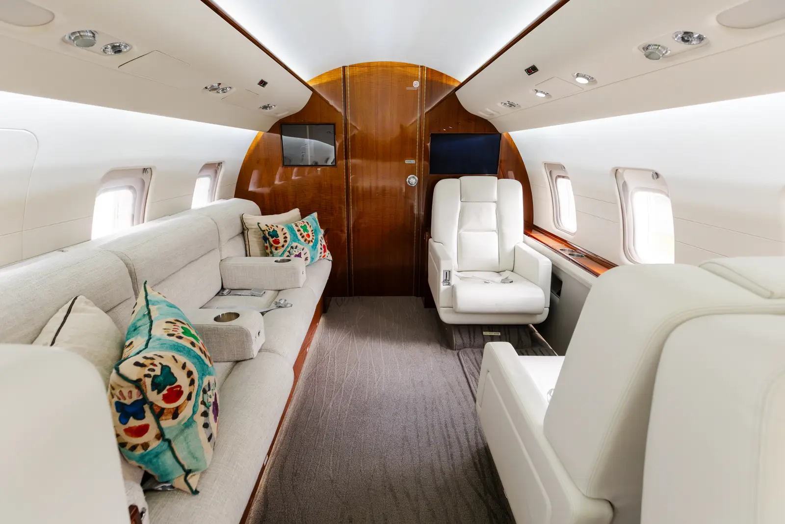 Bombardier Challenger 604 VH-BMW operated by Global Jet International photo 6