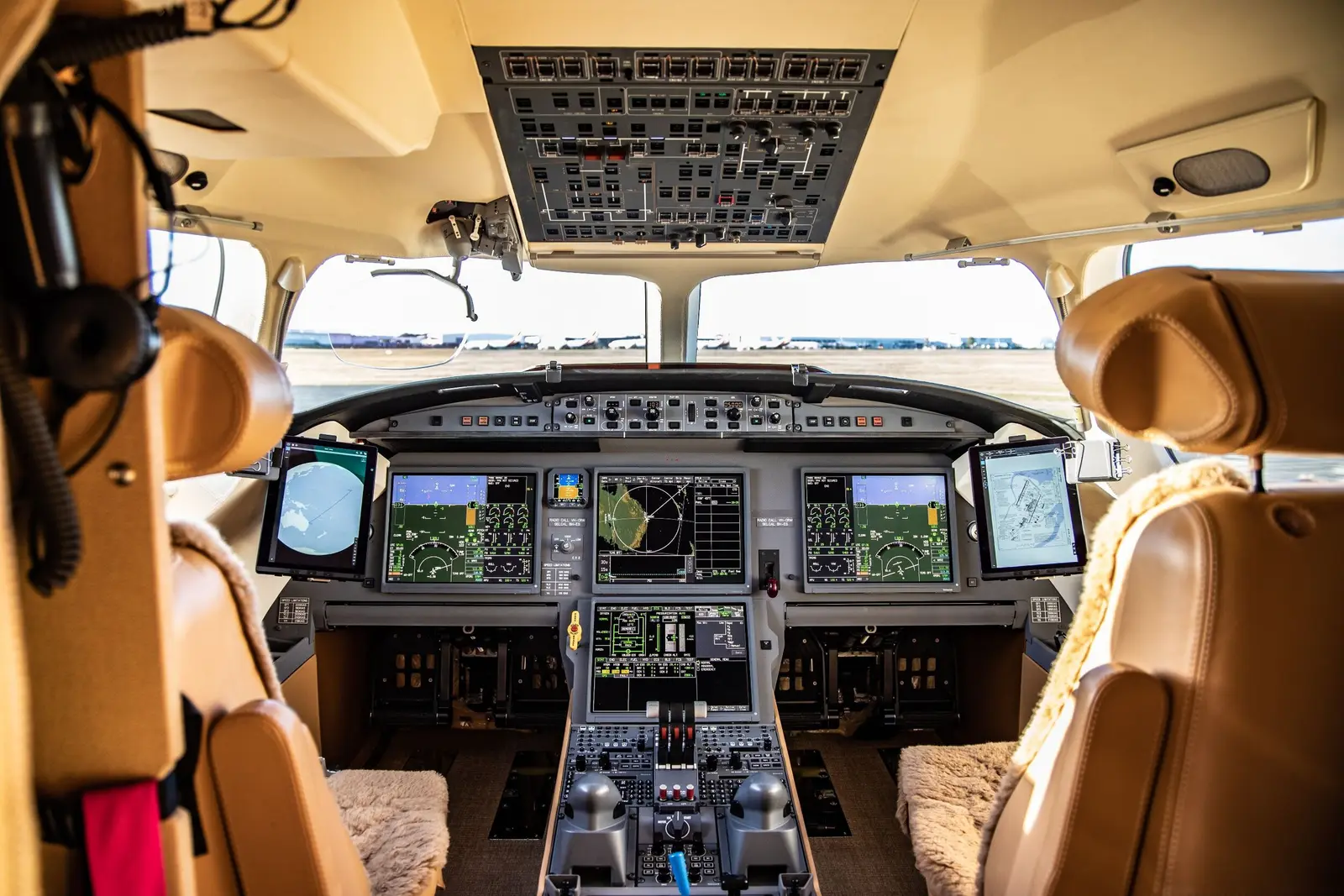 Dassault Falcon 7X VH-CRW operated by Brenzil PTY. Ltd. photo 6