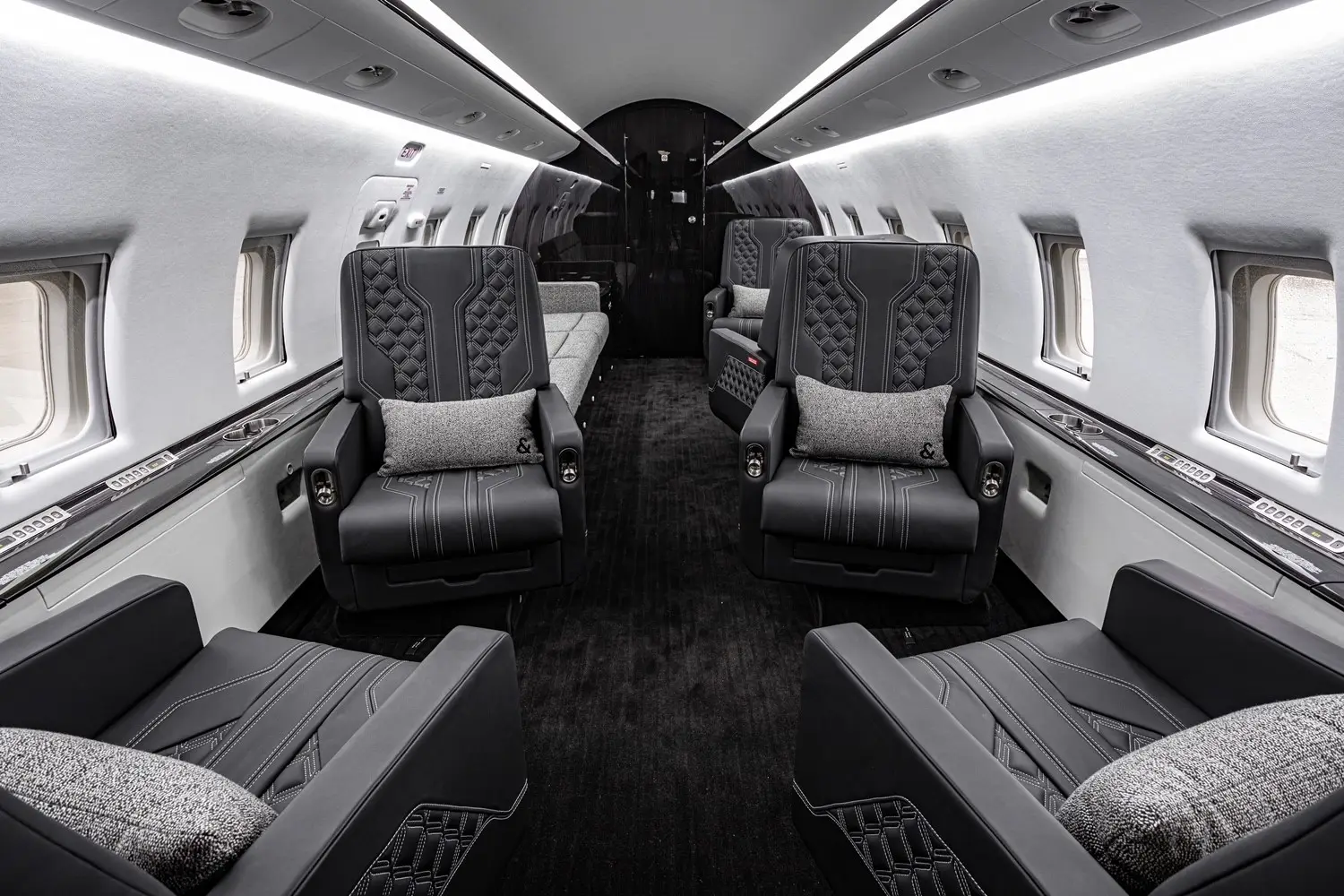 Bombardier Challenger 604 VH-JII operated by Global Jet International photo 3