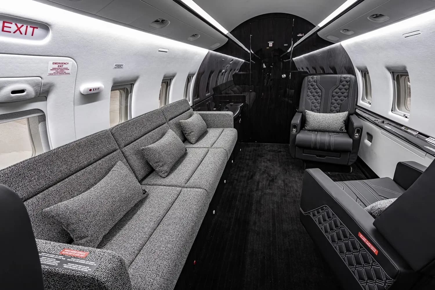 Bombardier Challenger 604 VH-JII operated by Global Jet International photo 5