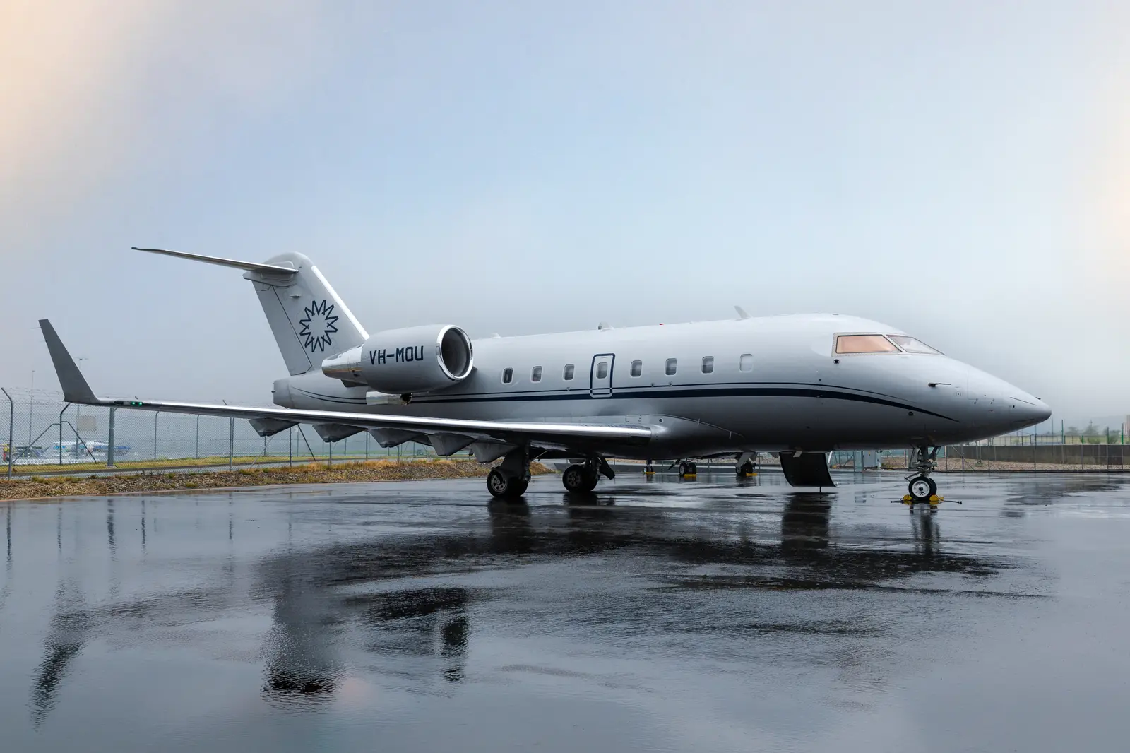Bombardier Challenger 604 VH-MOU