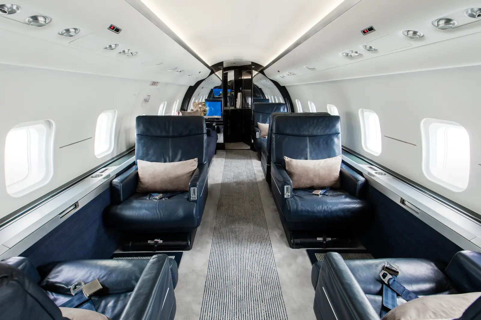 Bombardier Challenger 604 VH-MOU operated by Global Jet International photo 3