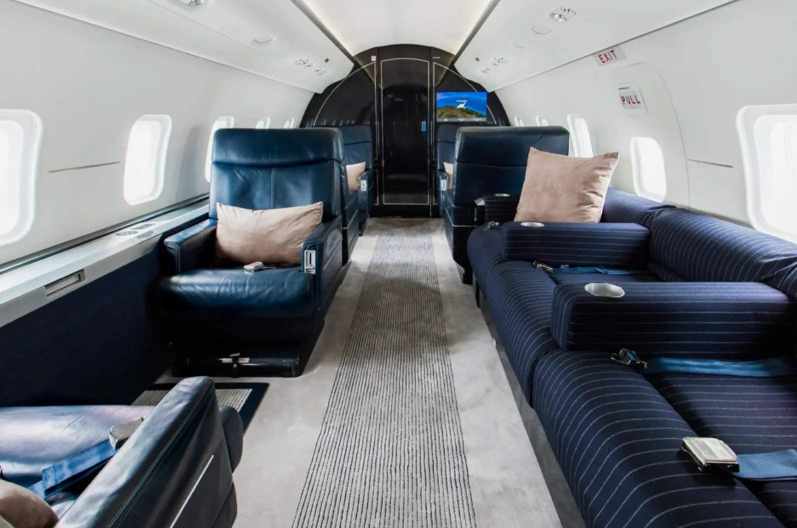 Bombardier Challenger 604 VH-MOU operated by Global Jet International photo 4