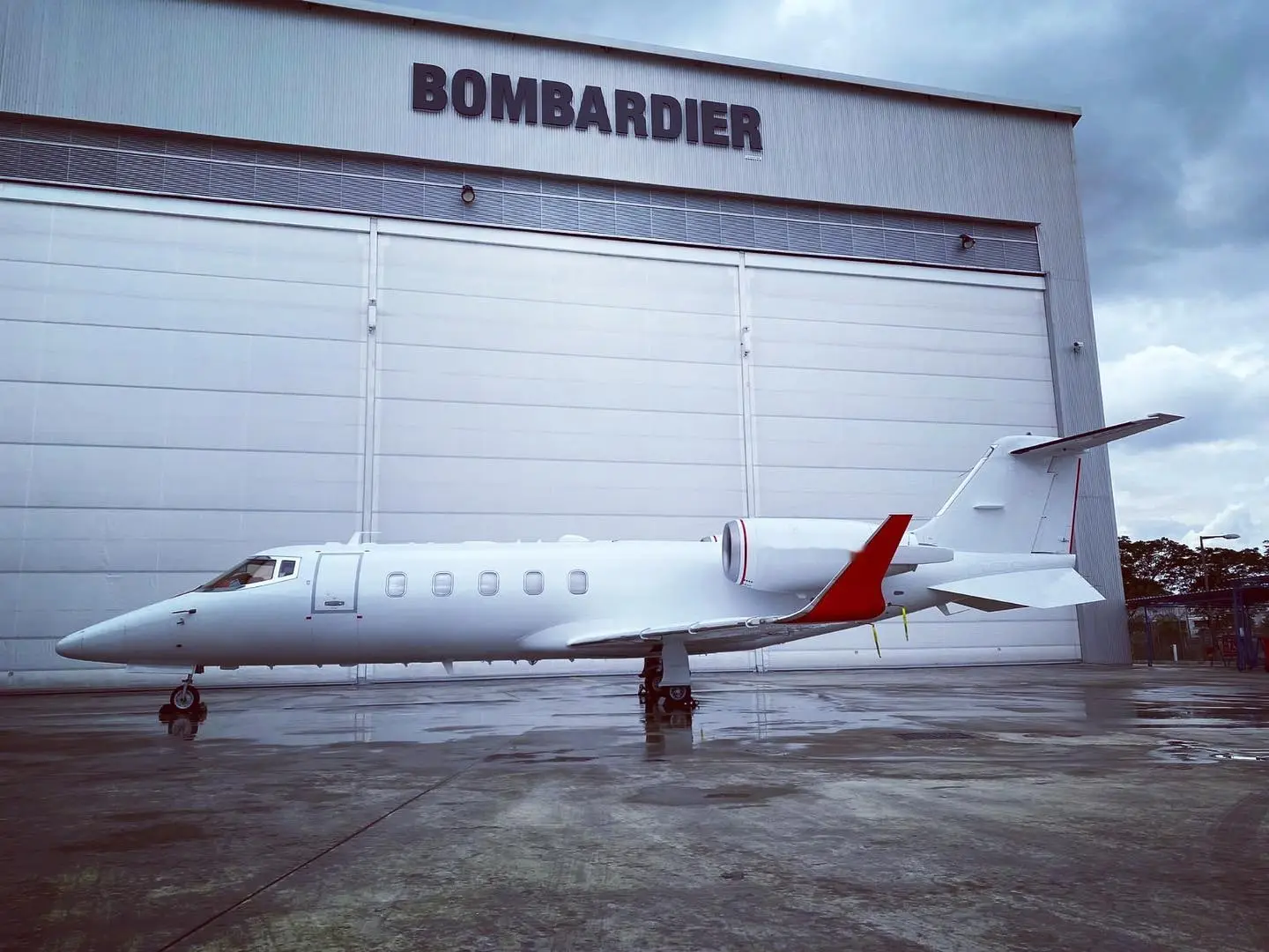 Bombardier Learjet 60 VH-RDI operated by Seletar Jet Charter Pte Ltd (Red Dot Air Ambulance Pte Ltd) photo 4