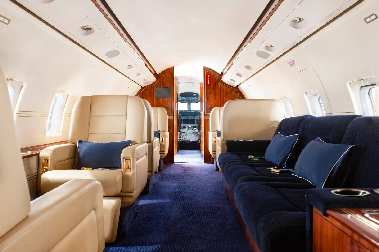 Bombardier Challenger 604 VH-XPA operated by Global Jet International photo 3