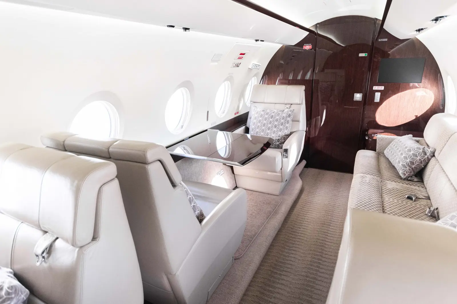 Gulfstream G280 VP-CFV operated by Phenix Jet photo 2