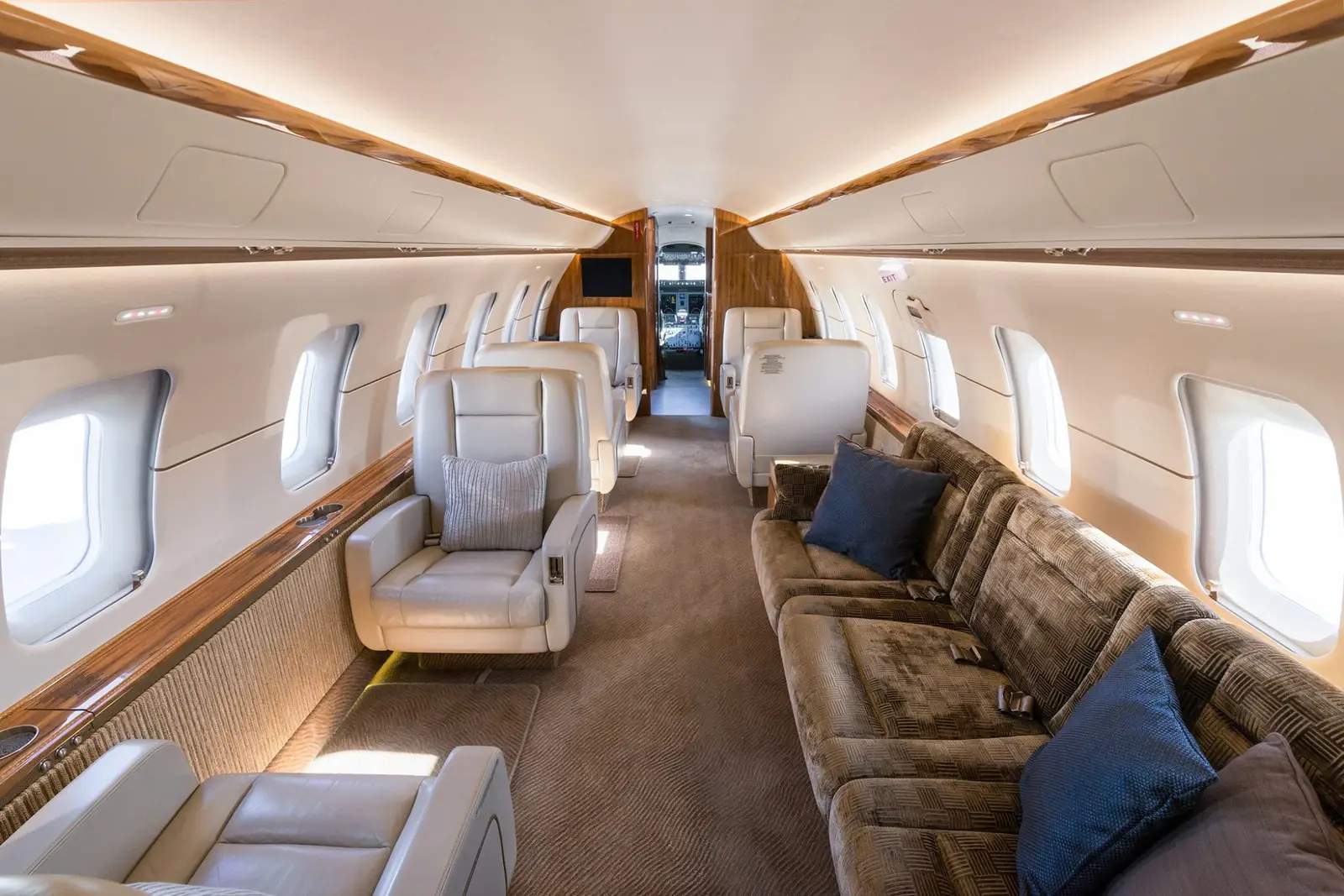 Bombardier Challenger 605 VP-CVV operated by Arab Wings photo 2