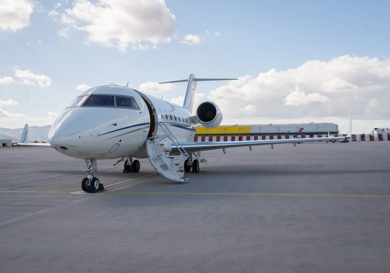 Bombardier Challenger 605 VP-CVV operated by Arab Wings photo 4