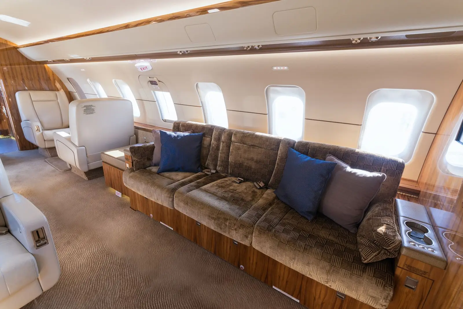 Bombardier Challenger 605 VP-CVV operated by Arab Wings photo 6