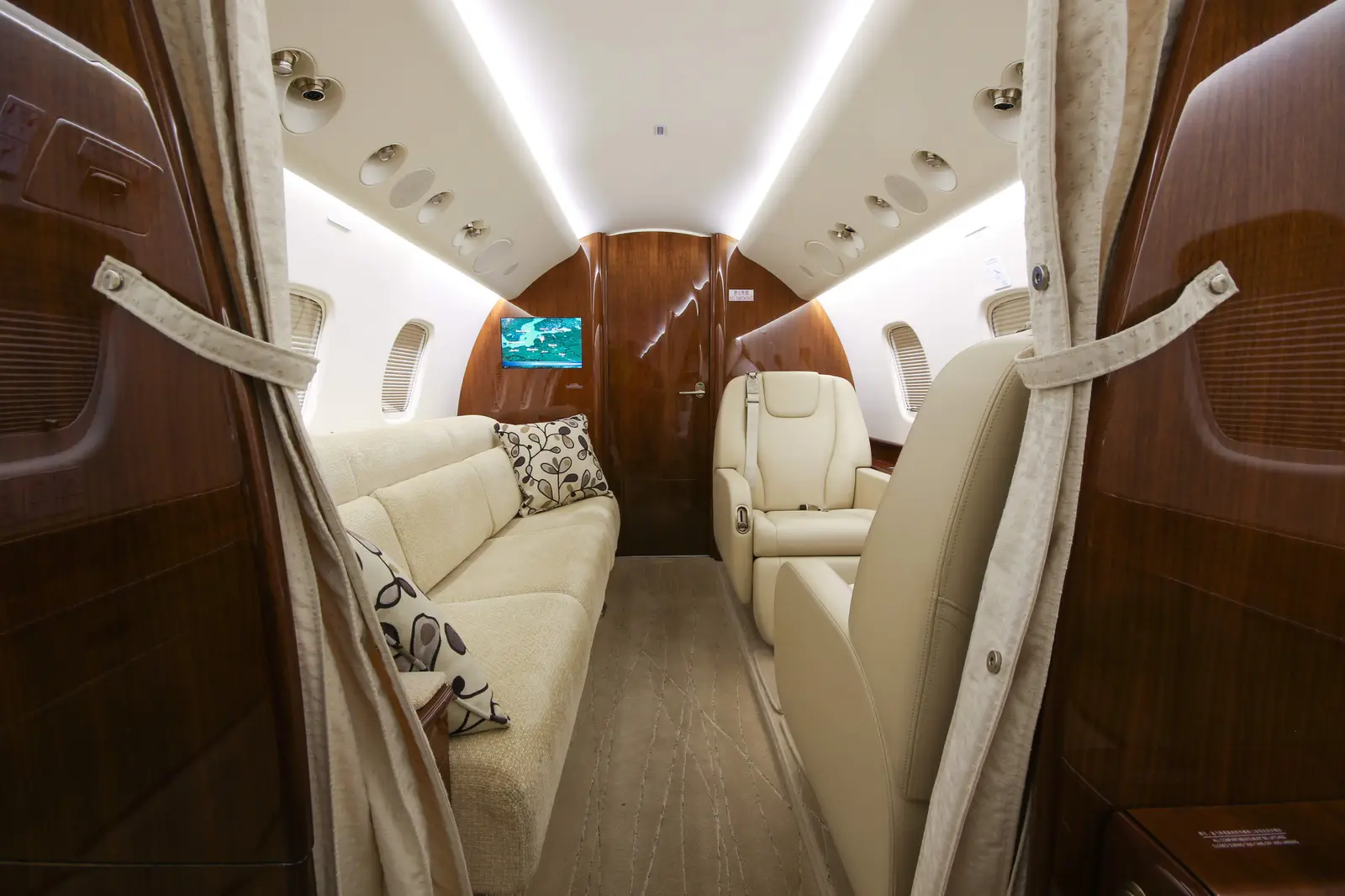 Embraer Legacy 650 VT-NKS operated by EHA Aviation Private, Ltd. photo 5