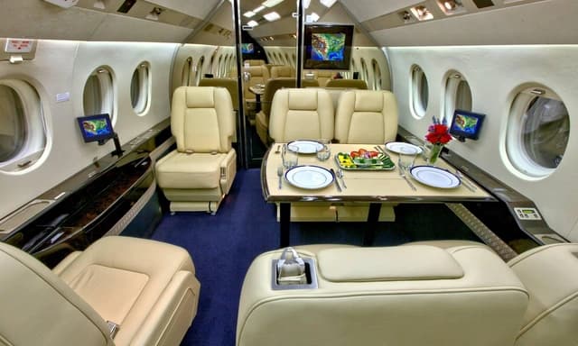 Falcon 2000 N187AA photo 3