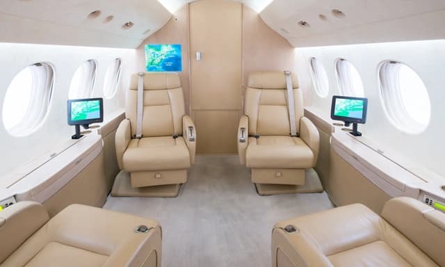 Falcon 7X N221HJ photo 6