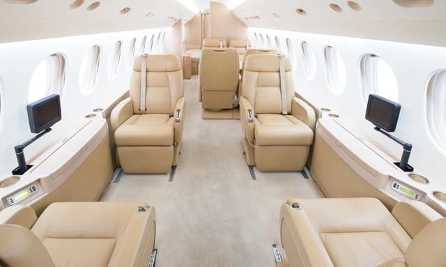 Falcon 7X N221HJ photo 2