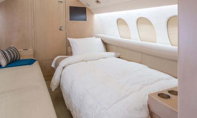 Falcon 7X N221HJ photo 3