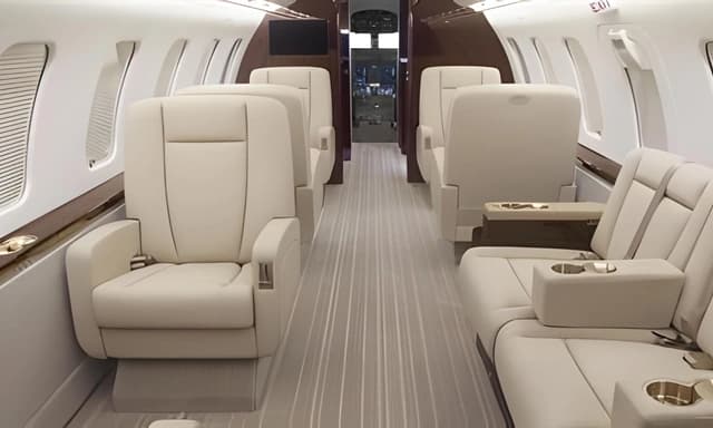 Challenger 605 N624MY photo 2