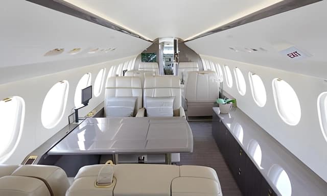 Falcon 7X N501PG photo 2