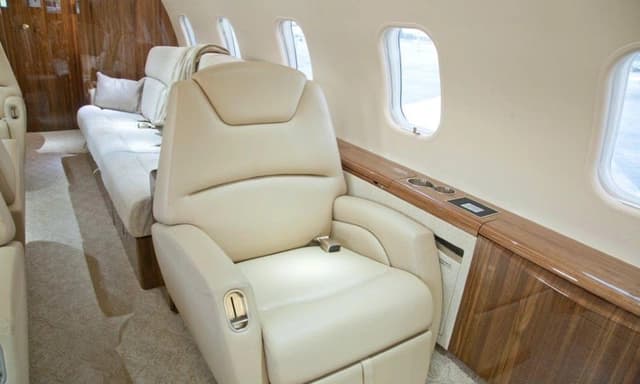 Challenger 300 N723JM photo 6
