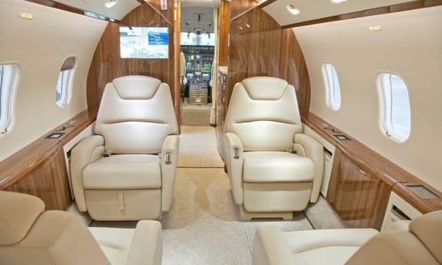 Challenger 300 N723JM photo 5