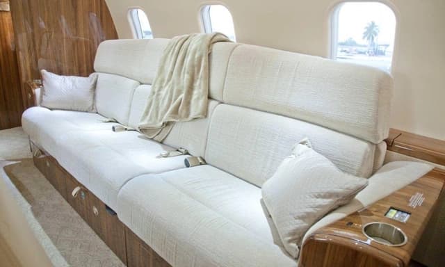 Challenger 300 N723JM photo 4