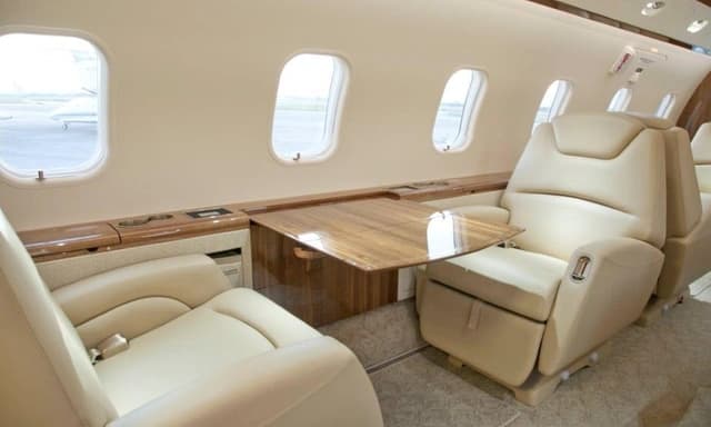 Challenger 300 N723JM photo 3