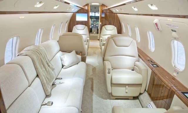 Challenger 300 N723JM photo 2